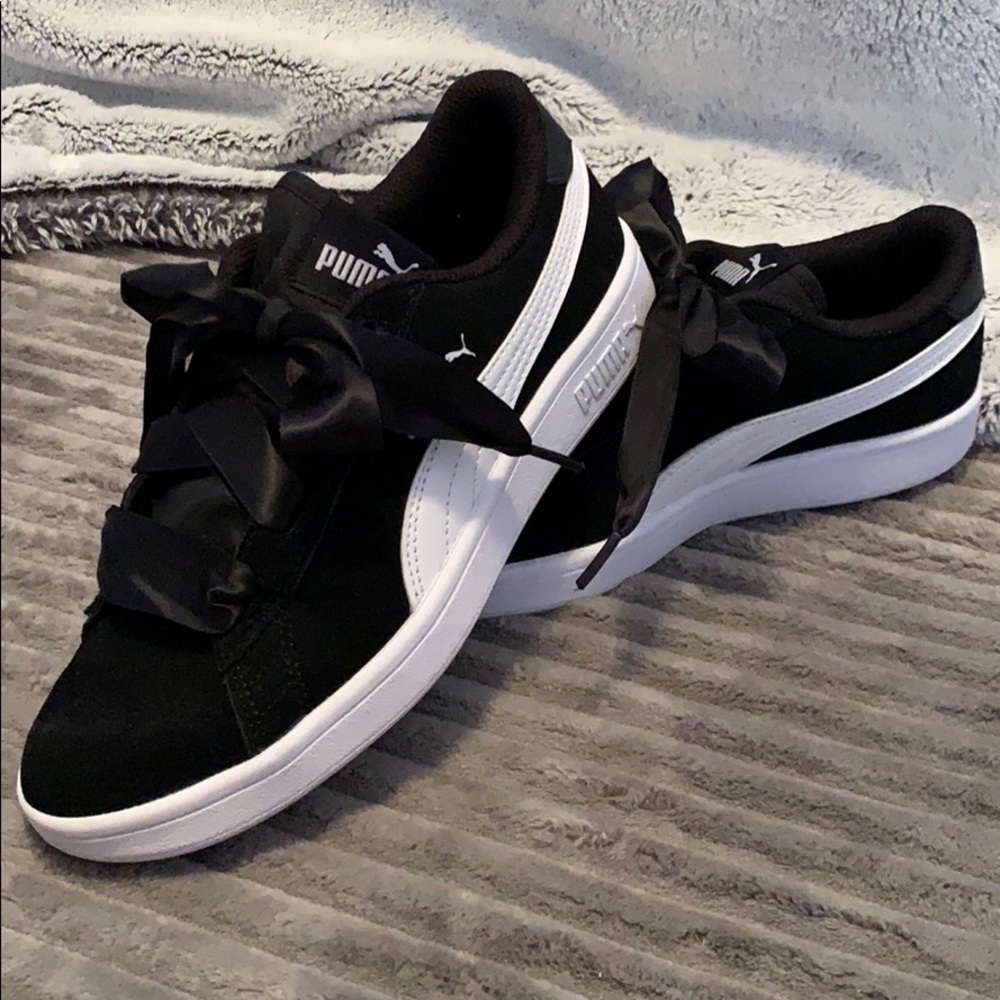 Black Puma sneakers with ribbon laces